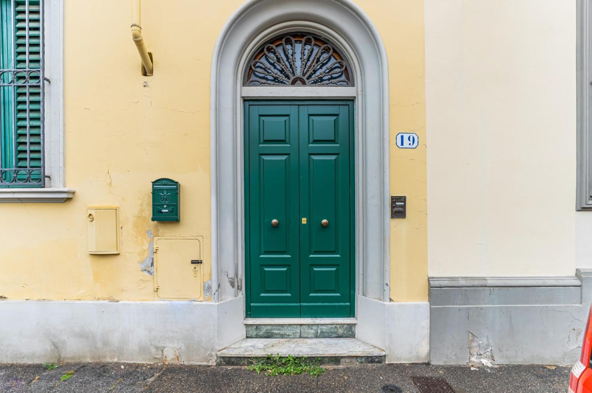 Bright With Private Garden And Balcony Apartment Florenz